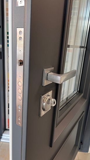 Входная дверь  